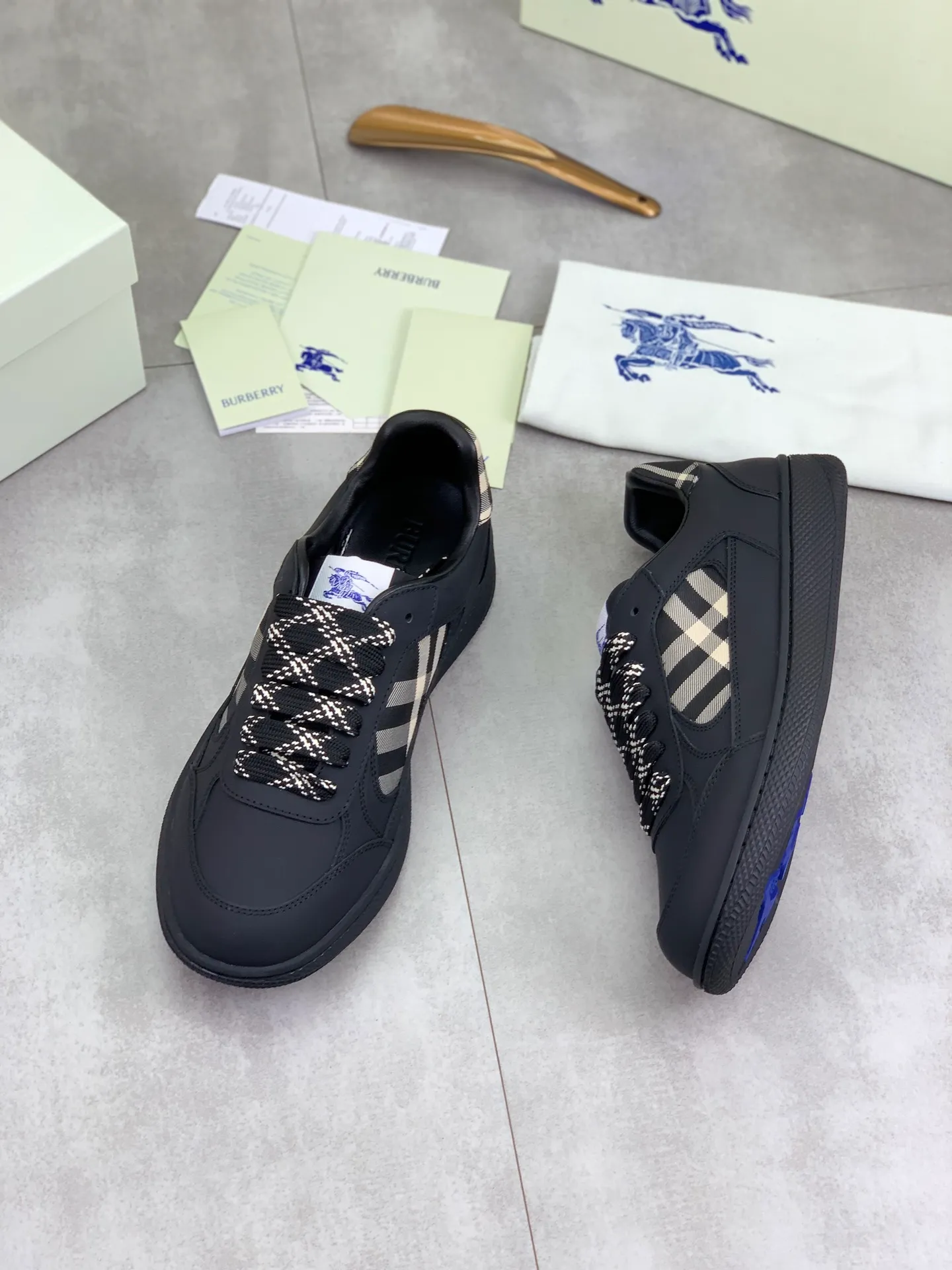 Factory price P640 [BURBERRY] Burberry - High-end quality original order - Upper: imported 🔝 original material - Inner lining: cowhide lining, feet; water-dyed cowhide - Outsole: ultra-light TPR rubber; two-color molded outsole - Super high quality control · Fine workmanship: highlighted (high-end, extravagance, grade) -Size: 39-45 (Male 38 46 can be customized) · Color: Multi-color optional